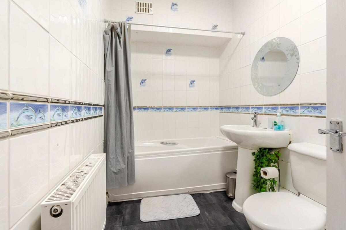 2 Min Walk Etihad Stadium & Coop Arena - 3br, Free Parking Apartment