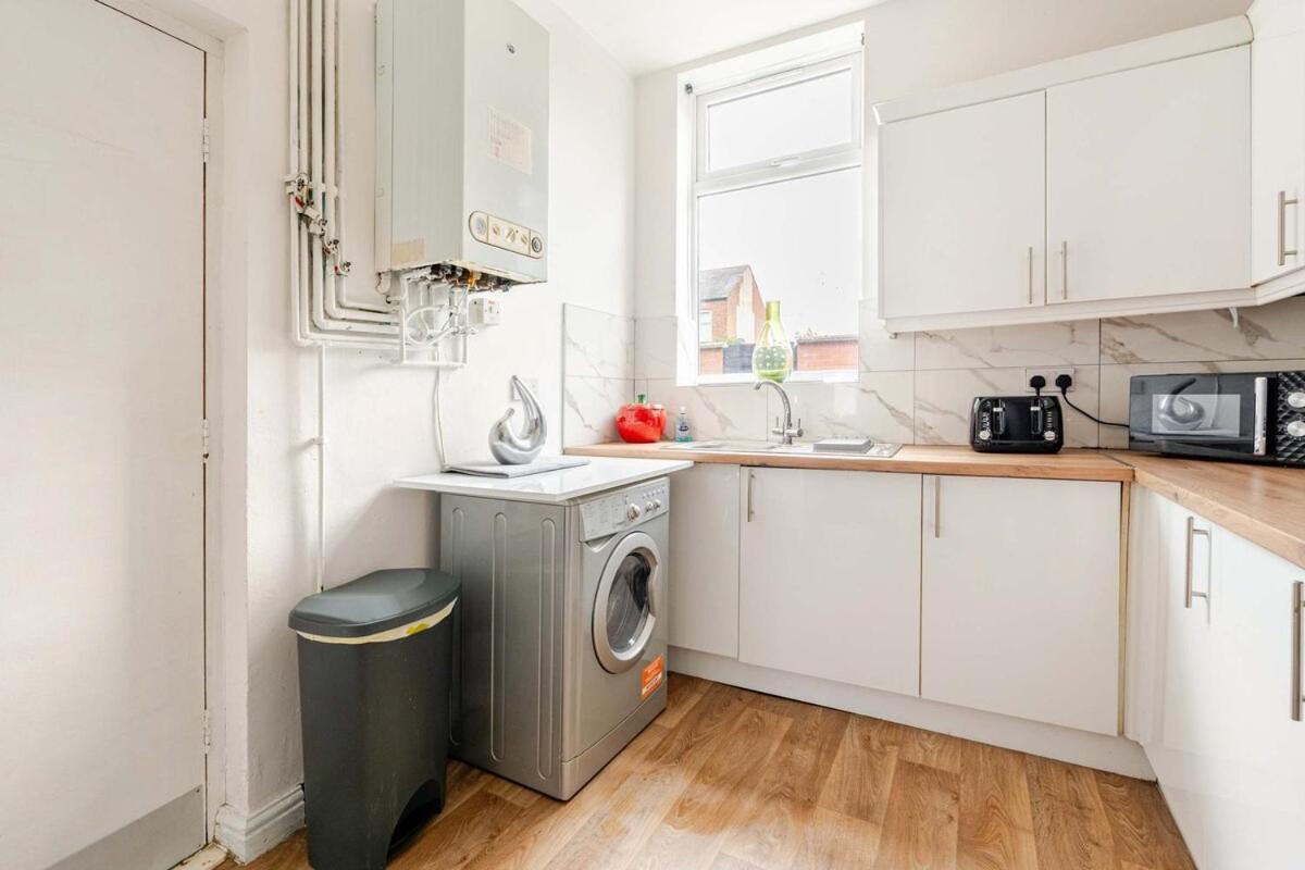 2 Min Walk Etihad Stadium & Coop Arena - 3br, Free Parking Apartment