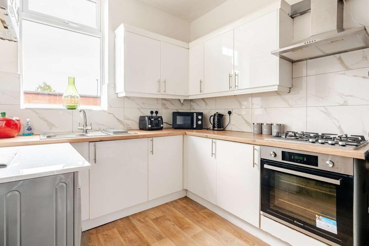 2 Min Walk Etihad Stadium & Coop Arena - 3br, Free Parking Apartment *