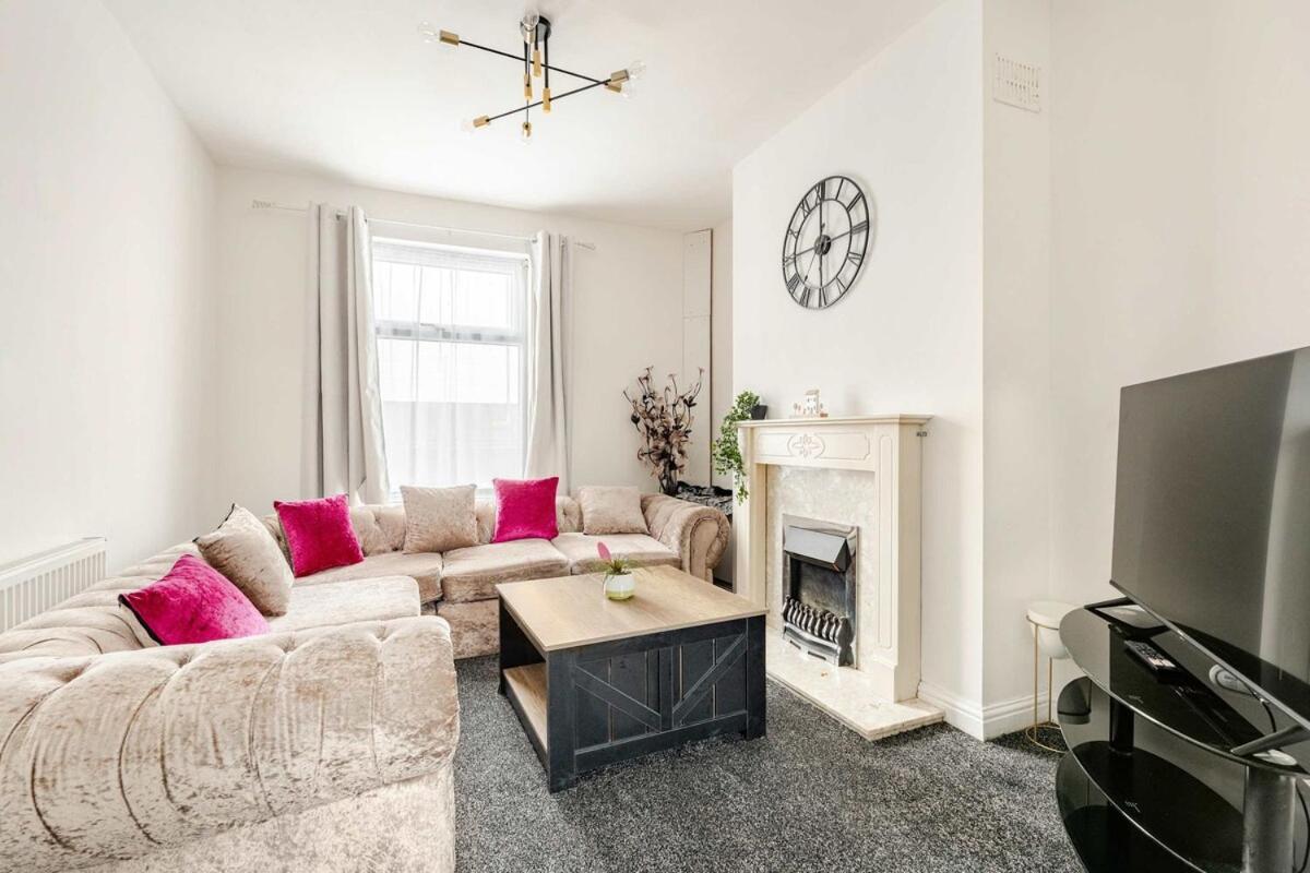 2 Min Walk Etihad Stadium & Coop Arena - 3br, Free Parking Apartment *